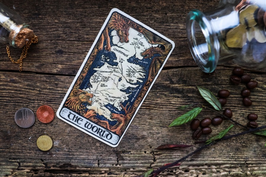 Comprendre la signification de la carte le monde dans le tarot