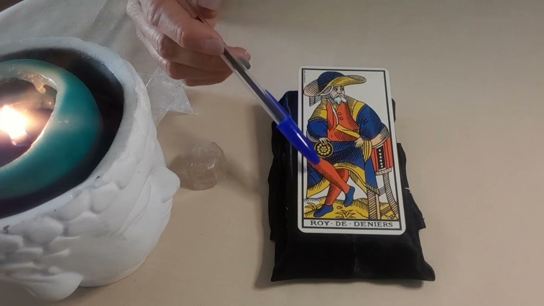 Comprendre le roi de denier : signification et interprétation dans le tarot