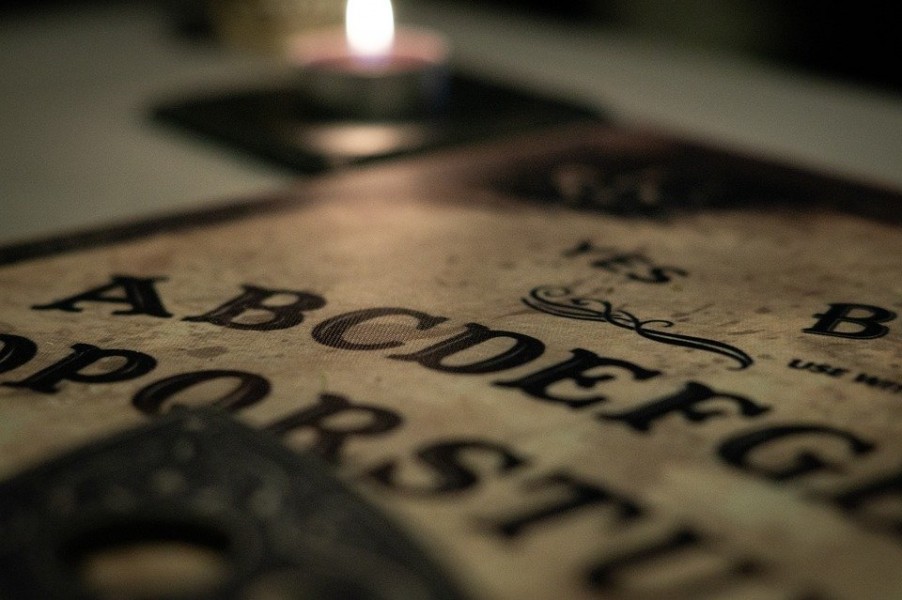 Table de ouija - peut-on vraiment communiquer avec les morts ?