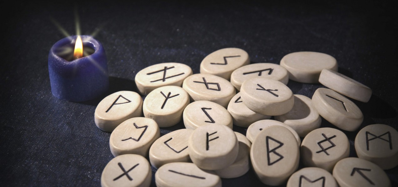 Tirage de runes - tout savoir sur cette méthode divinatoire